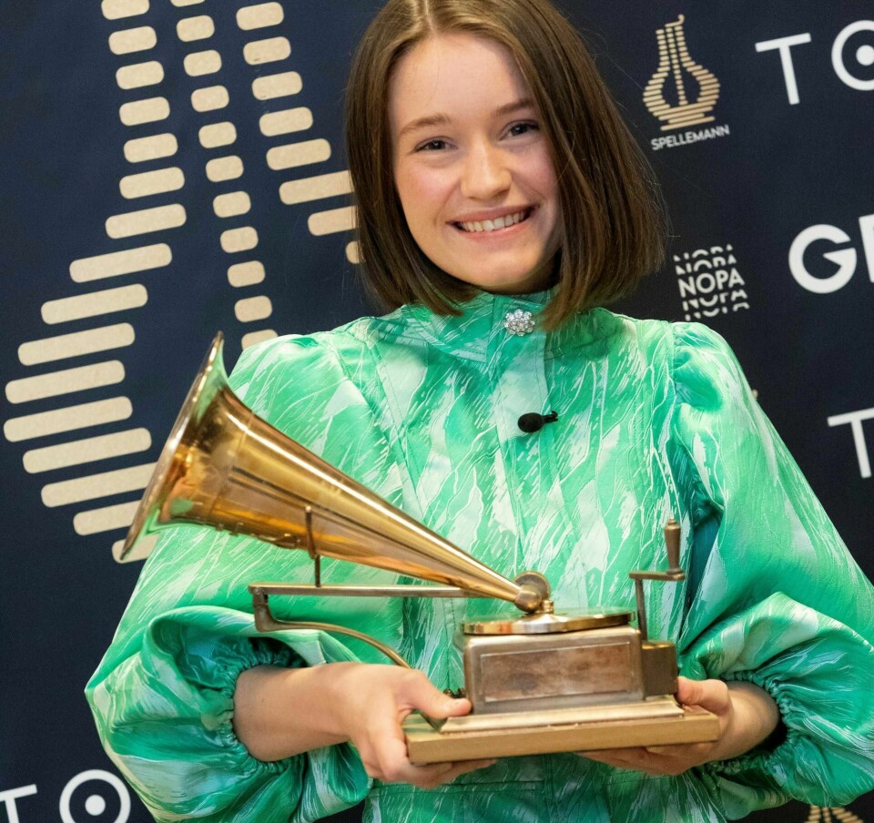 Sigrid med vandretrofeet som går til Årets Spellemann. Foto: Julia Marie Naglestad