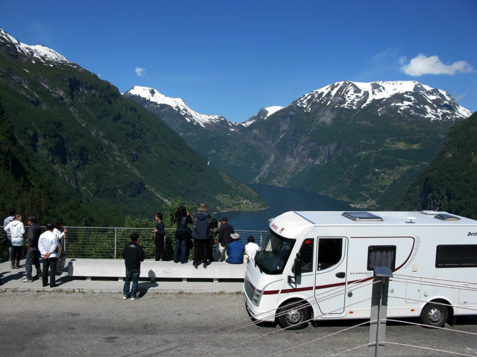 Reiselivet fortviler før sommersesongen. Nordmenn skal feriere i eget land i sommer, men det kan ikke dekke opp for bortfallet av utenlandske sommerturister. Her fra Geiranger et tidligere år. Foto: Berit Keilen / NTB scanpix Geiranger 20120628. Turister fra Asia besøker Norge for å se fjord og fjell, i vakkert solskinn. Kjører i store biler, ikke helt lett på trange vestlandsveier.
FOTO: Berit Keilen / NTB scanpix
