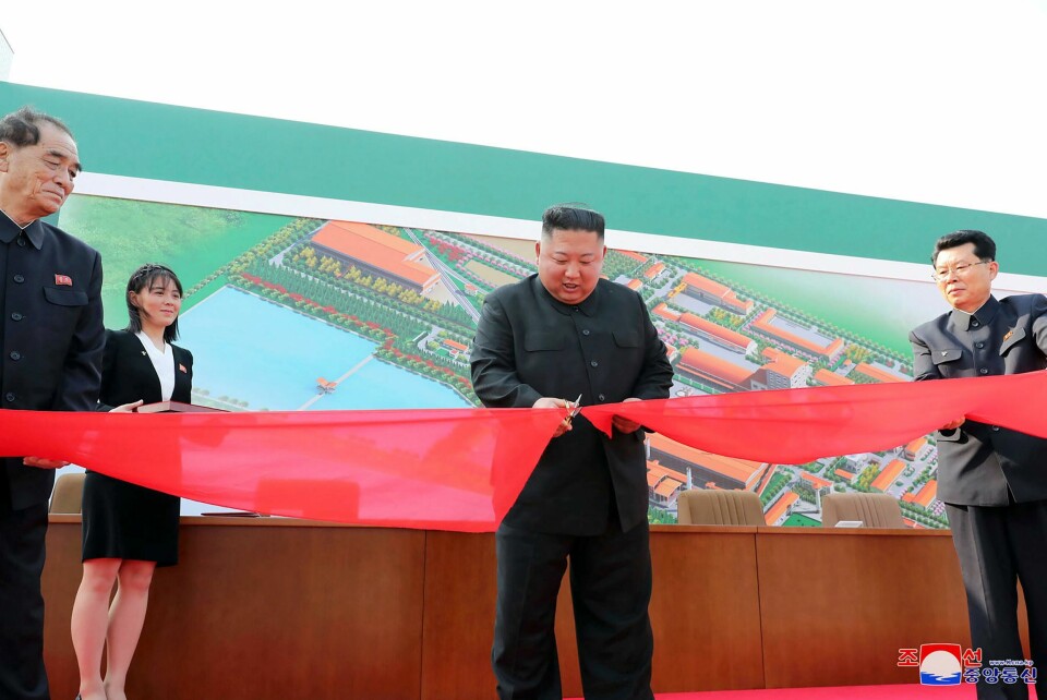 Ifølge KCNA klippet Kim båndet ved åpningen av en ny gjødselfabrikk fredag. ADDS CITY AND ID OF WOMAN - In this Friday, May 1, 2020, photo provided by the North Korean government, North Korean leader Kim Jong Un, center, cuts a tape, watched by his sister Kim Yo Jong, during his visit to a fertilizer factory in Sunchon, South Pyongan province, near Pyongyang, North Korea. Kim made his first public appearance in 20 days as he celebrated the completion of the fertilizer factory, state media said Saturday, May 2, 2020, ending an absence that had triggered global rumors that he may be seriously ill. Independent journalists were not given access to cover the event depicted in this image distributed by the North Korean government. The content of this image is as provided and cannot be independently verified. Korean language watermark on image as provided by source reads: 'KCNA' which is the abbreviation for Korean Central News Agency. (Korean Central News Agency/Korea News Service via AP)