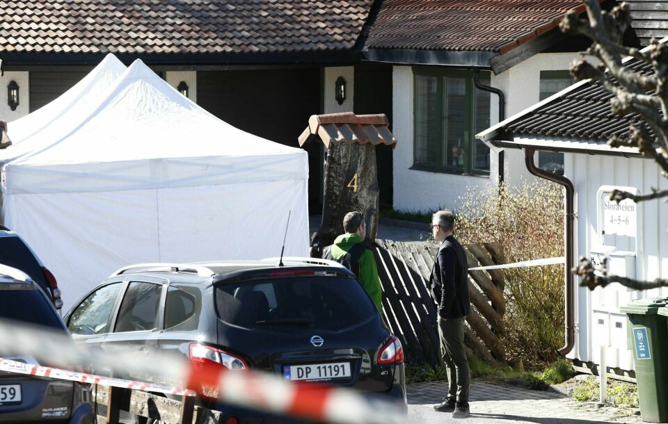 Aktivitet ved boligen til Tom Hagen tirsdag. Det er satt opp sperringer og telt, og politiet søker i en kum.
