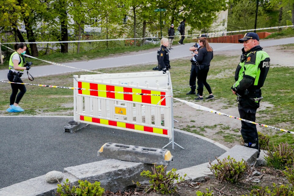 Politiet har sperret av en stor del av Elgsletta park etter knivstikkingen.