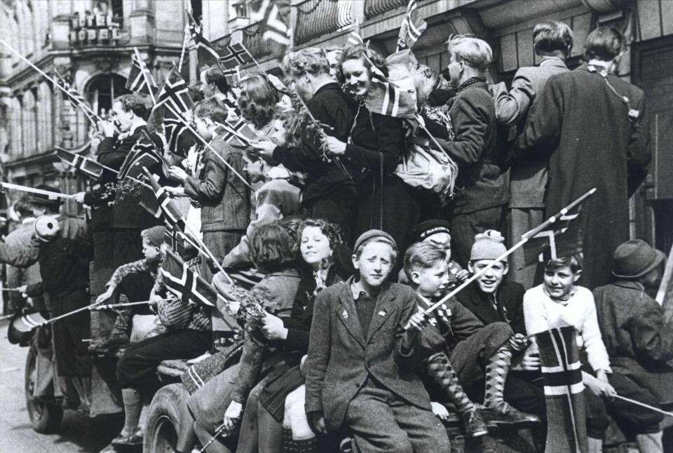 8. MAI 1945: Seiern er vår!!! Jublende barn og voksne inntok det som var av lastebiler i Oslo og kjørte rundt i byen og jublet med norske flagg. Foto: NTB scanpix