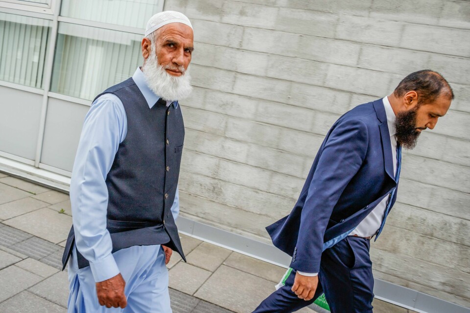 Straffesaken mot draps- og terrortiltalte Philip Manshaus pågår i Asker og Bærum tingrett. Muhammad Rafiq (t.v.) forlater her tingretten sammen med sin bistandsadvokat, Abdul-Satar Ali, etter å ha vitnet i saken. Foto: Alexander Vestrum / NTB scanpix