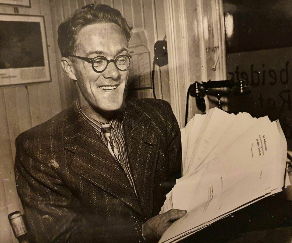 Jon Kojen på redaktørkontoret i Arbeidets Rett på Røros. Derfra drev han utstrakt dobbeltarbeid, med stor personlig risiko, som leder av den lokale hjemmefronten. Foto: Privat