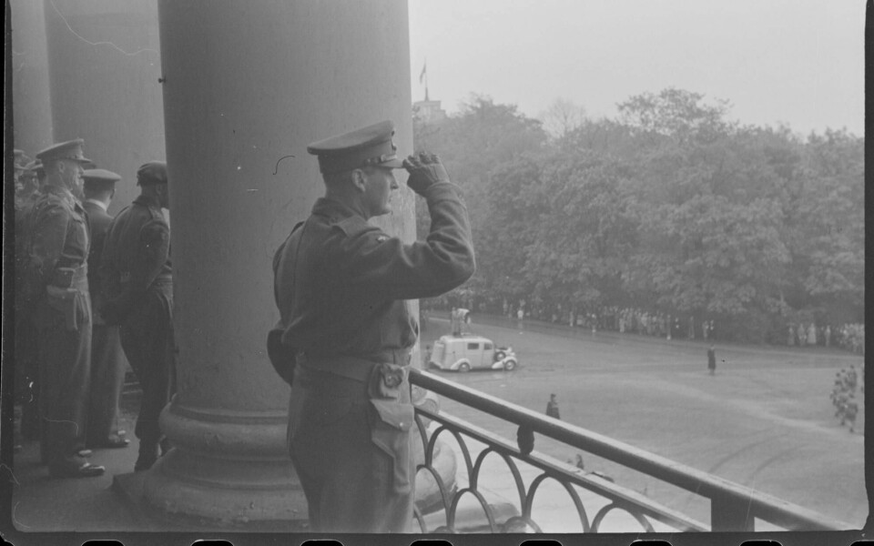 Fra Oslo under fredsdagene i 1945. Antakelig 13. mai ved kronprins Olavs hjemkomst, her på slottsbalkongen.