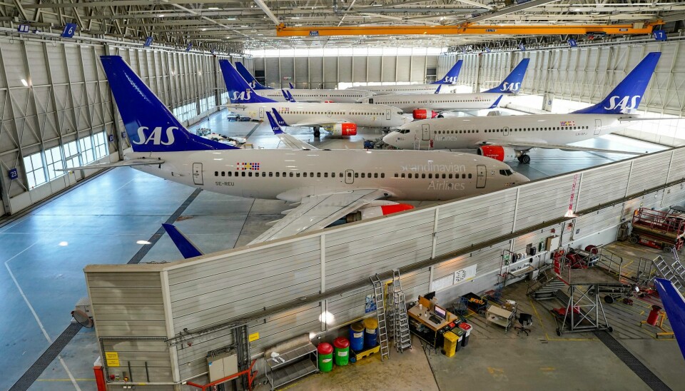 SAS-fly klargjøres for langtidsparkering på Gardermoen. Flyselskapene har hatt enorme omsetningstap, og det er ventet at krisen blir langvarig.