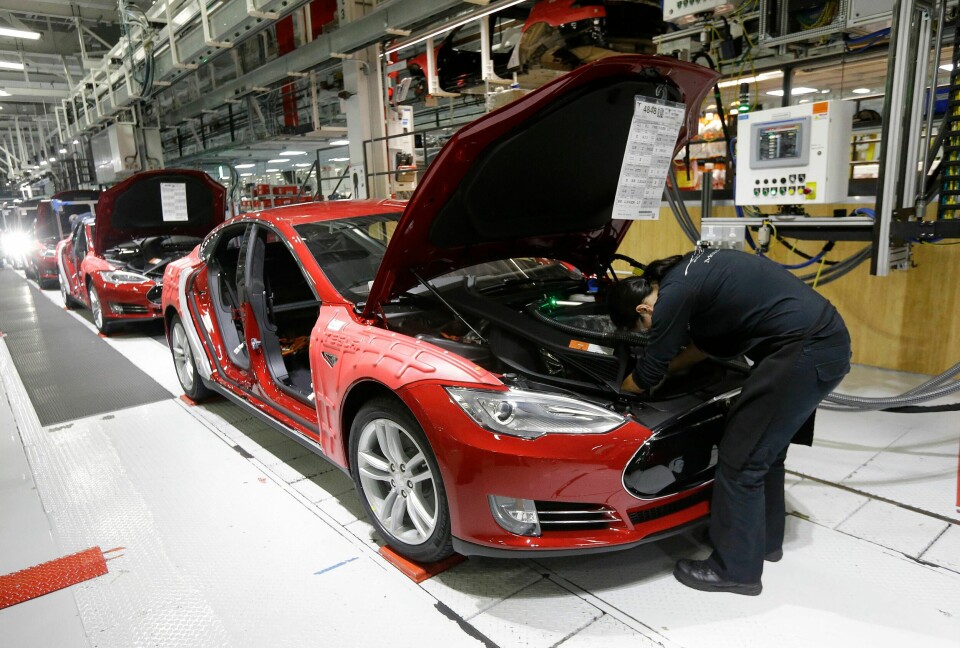Tesla-grunnlegger Elon Musk truer med å flytte Tesla-fabrikken ut av California på grunn av de strenge restriksjonene for å bremse koronaviruset. Foto: Jeff Chiu / AP / NTB scanpix