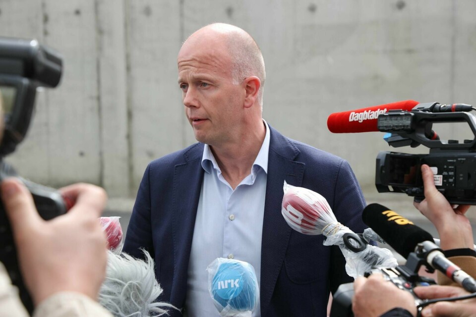 Tom Hagens forsvarer, advokat Svein Holden, møter pressen utenfor Oslo fengsel fredag.