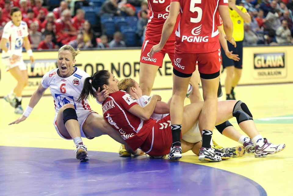 Heidi Løke skjærer grimaser og har det vondt i en kamp der Norge kom bakpå helt fra start. FOTO: VIDAR RUUD/NTB SCANPIX