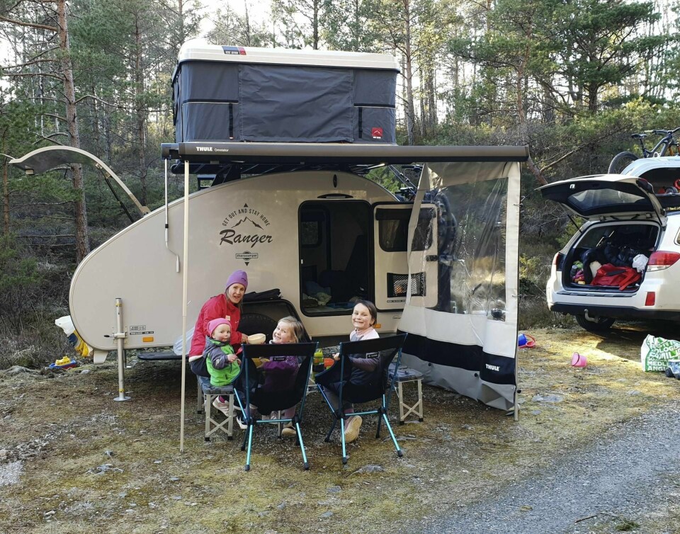 Familien Kayser-Husbyn har vært på flere eventyr med sin lille reisevogn, en Hero Camper, siden anskaffelsen i fjor vår. – Vi ønsket oss en løsning som tvang oss til å tilbringe så mye tid utenfor vognen som mulig, forteller familiefar Jørgen Dølvik Husbyn. Foto: Privat/NTB scanpix