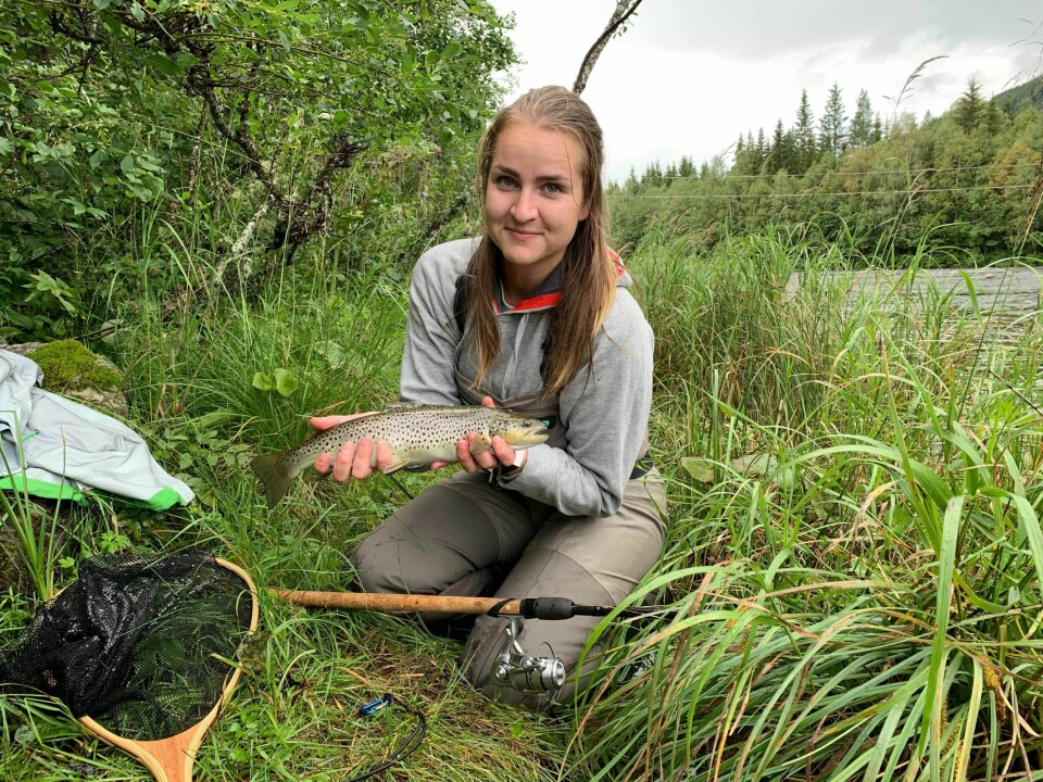Silje Marie Gran-Olsen (28) har vært en ivirig fisker siden barndommen. Nå vil hun være med å spre fiskeglede