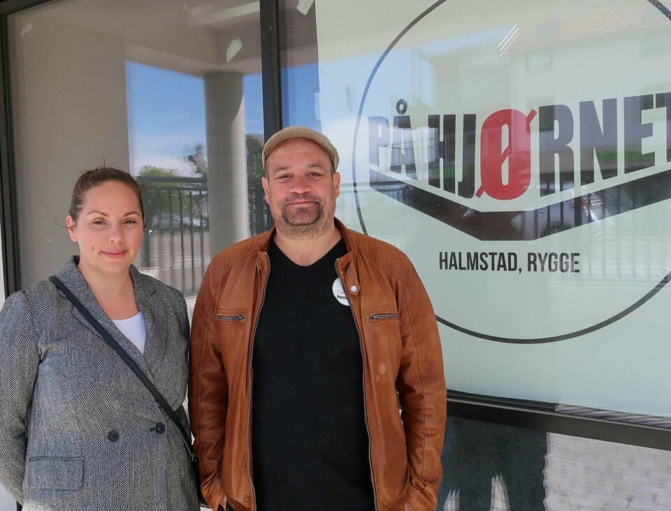 Elin Joensen og Magnus Ruud redder Skarres Bryggeri ved å selge øl og brus som «take away». I august håper de å starte opp restauranten «På Hjørnet» i Rygge Atrium på Halmstad. Foto: Paul Norberg
