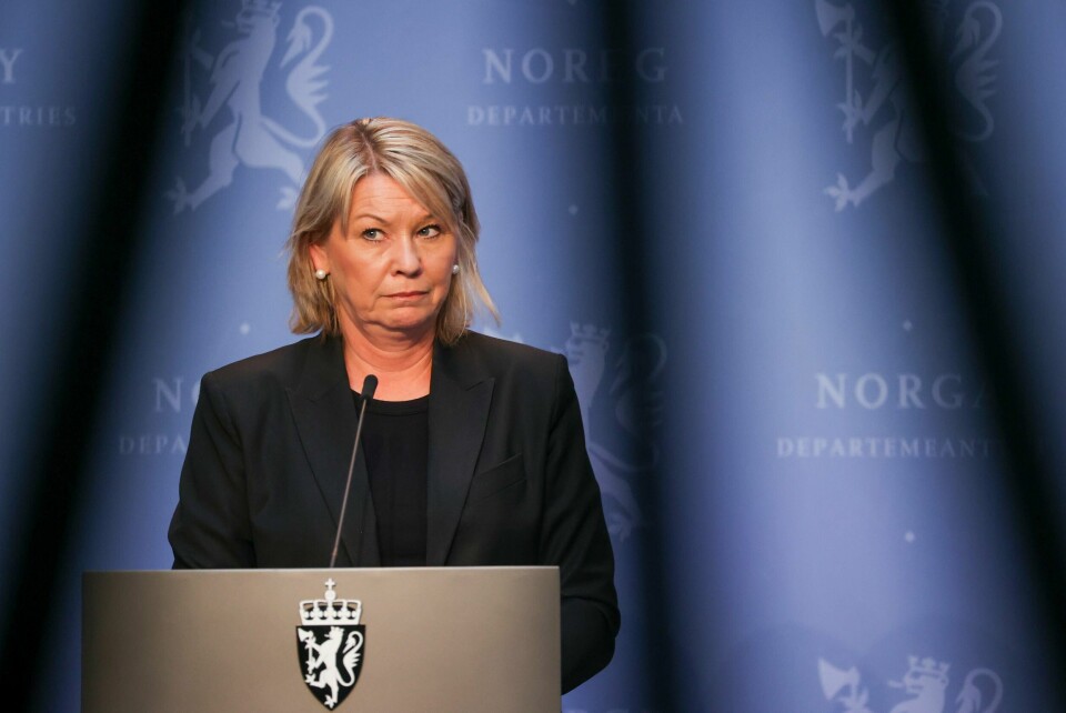 Justisminister Monica Mæland (H) bekrefter at EØS-borgere igjen kan besøke familie i Norge. Også EØS-borgere med fast eiendom i Norge tillates innreise. Karantenereglene gjelder fremdeles.