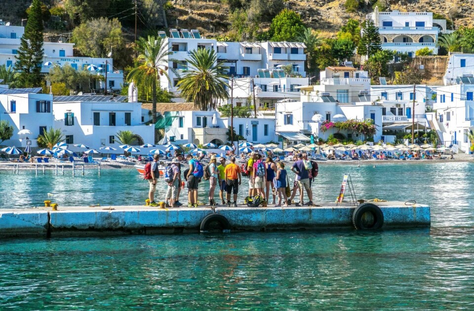 Turister i Loutro på sørsiden av Kreta i Hellas. Landsbyen er uten veiforbindelse og kan kun nås med båt eller til fots. Foto: Halvard Alvik/NTB scanpix
