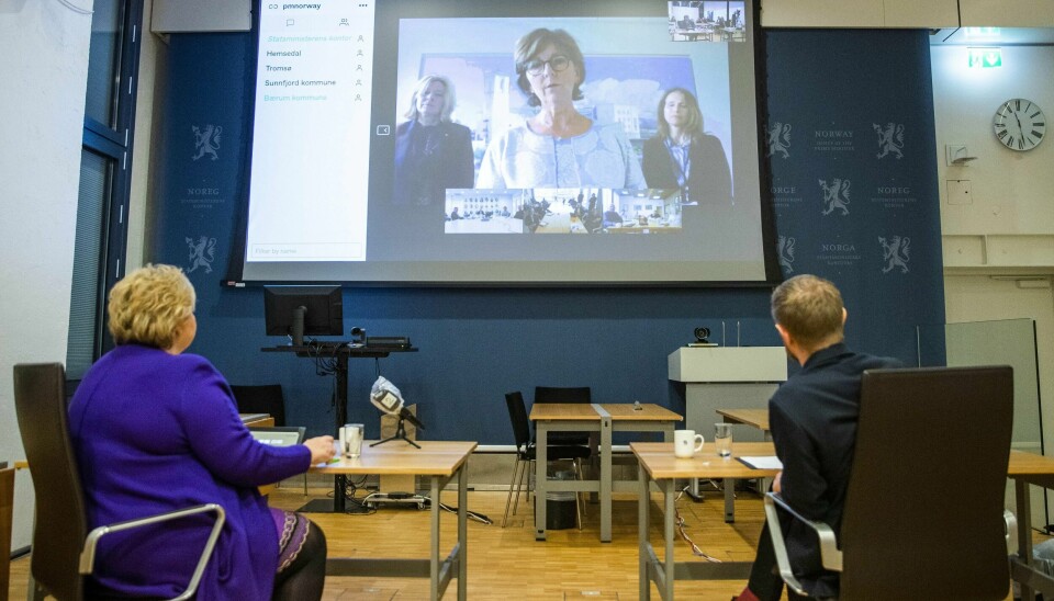 Statsminister Erna Solberg (H) og helse- og omsorgsminister Bent Høie (H) tyr også til videomøter, som her når de diskuterer med ordfører Lisbeth Hammer Krog. Foto: Håkon Mosvold Larsen/NTB scanpix