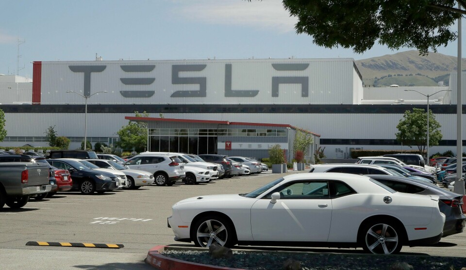 Parkeringsplassen utenfor Tesla-fabrikken i Fremont var nesten full mandag, noe som tyder på at fabrikken er i ferd med å gjenoppta virksomheten, tross ordren om å holde stengt. Foto: Ben Margot / AP / NTB scanpix