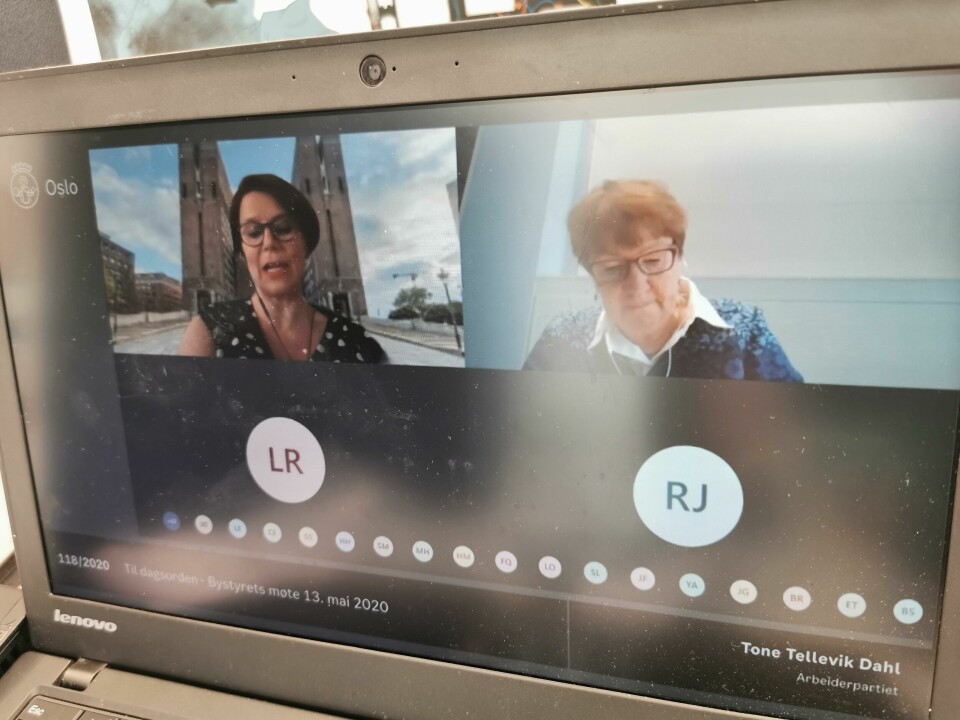 Kudos til eks-byråd Tone Tellevik Dahl (til venstre) for å ha pimpa Teams-bakgrunnen sin med bilde av Oslo rådhus, for de som måtte savne huset. Flekkene på skjermen derimot, må dessverre journalisten ta ansvaret for. Kudos til eks-byråd Tone Tellevik Dahl (til venstre) for å ha pimpa Teams-bakgrunnen sin med bilde av Oslo rådhus, for de som måtte savne huset. Flekkene på skjermen derimot, må dessverre journalisten ta ansvaret for.