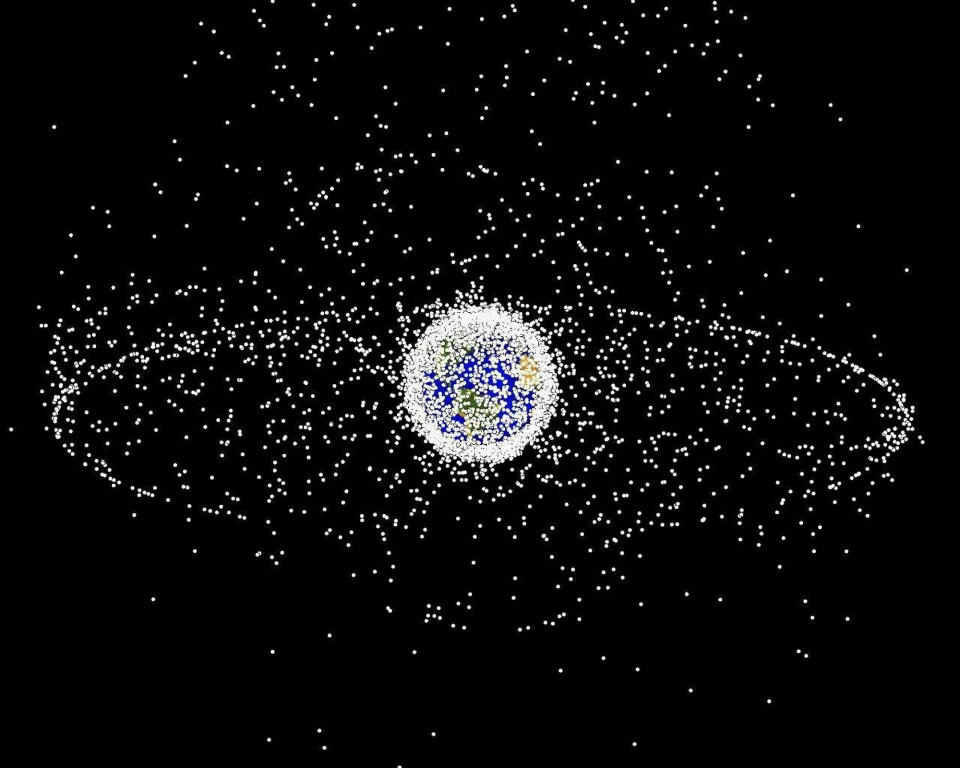 Nå kretser om lag 3600 satellitter rundt jorda. I tillegg er det haugevis av små deler kalt romsøppel, eller «space debris» på engelsk. FOTO: ESA