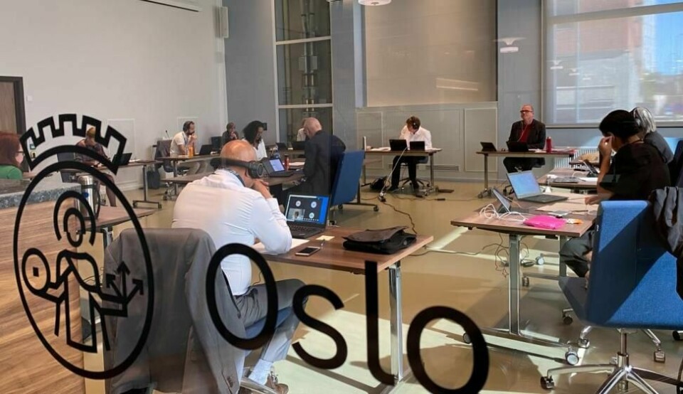 Mens de aller fleste bystyrerepresentanter sitter på hver sin tue og deltar i bystyremøter på Teams, sitter gruppelederne samlet i et møterom på Rådhuset.