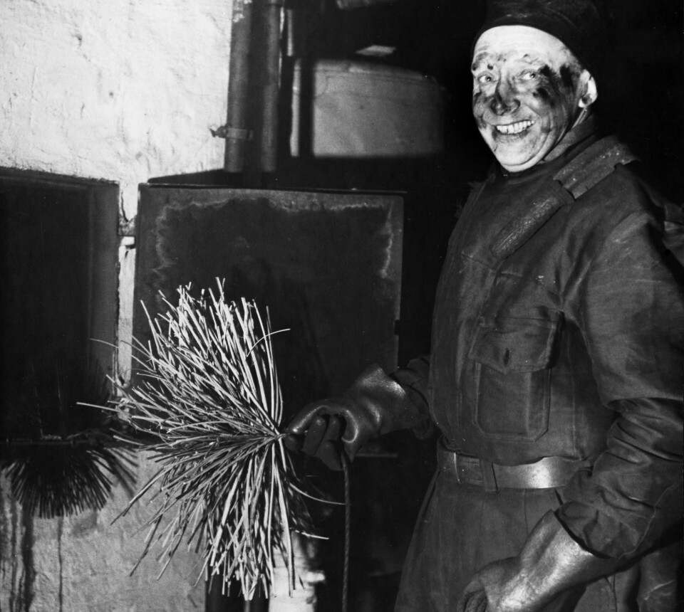 Formann i Feirsvennenes Forening, Birger Hansen, har renset pipa i Nobelsgate 21l, april 1955. Foto: Norsk kommuneforbunds fagblad /ARBARK Formann i Feirsvennenes Forening, Birger Hansen, har renset pipa i Nobelsgate 21l, april 1955. Foto: Norsk kommuneforbunds fagblad /ARBARK