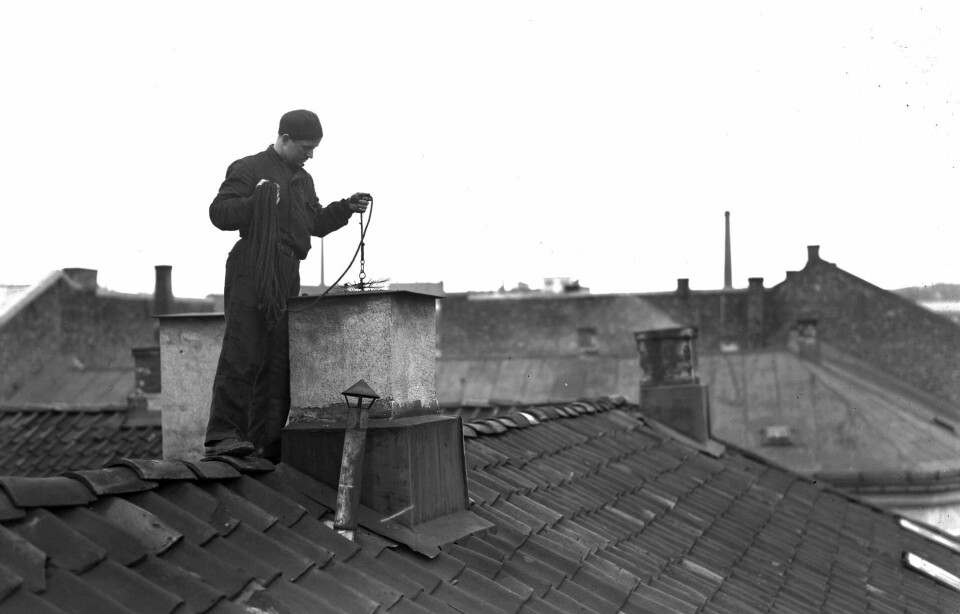 Balansekunst på taket. Feier fra Oslo Brannvesen 1950.