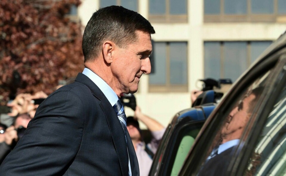 USAs tidligere nasjonale sikkerhetsrådgiver Michael Flynn, her på vei ut av rettssalen i desember 2017. Det amerikanske justisdepartementets innstilling om å henlegge saken mot ham vekker sterke reaksjoner blant tidligere ansatte i departementet.
