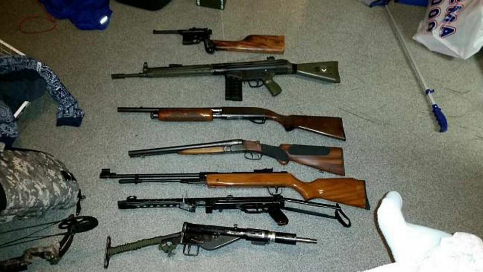 Politiet i Rogaland beslagla seks våpen, blant annet en avsagd hagle, AG-3 og uzi maskinpistoler. FOTO: POLITIET