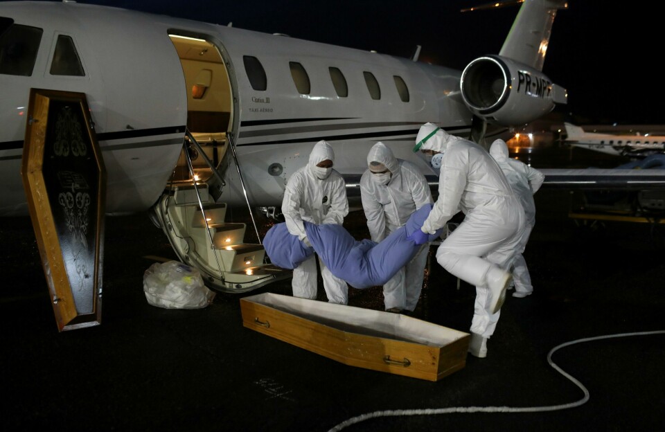 Healthcare workers on protective clothing carry the body of Laureano Ferraz, 78, a Wanano indigenous man who passed away due to the coronavirus disease (COVID-19), after arriving by an ICU jet from Sao Gabriel da Cachoeira to Manaus, Brazil, May 18, 2020. REUTERS/Bruno Kelly Healthcare workers on protective clothing carry the body of Laureano Ferraz, 78, a Wanano indigenous man who passed away due to the coronavirus disease (COVID-19), after arriving by an ICU jet from Sao Gabriel da Cachoeira to Manaus, Brazil, May 18, 2020. REUTERS/Bruno Kelly