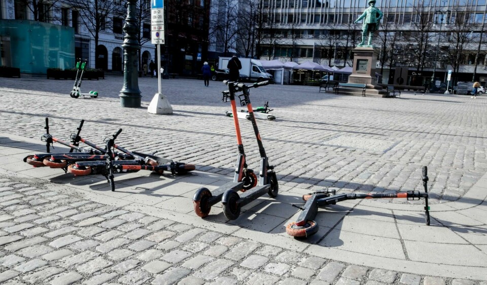 El-sparkesykler til nytte og besvær. Noen setter dem pent fra seg, men langt fra alle. Oslo 20200317. Det står mange ledige el-sparkesykler på Stortorvet p.g.a
Koronavirus covid-19.Foto: Vidar Ruud / NTB scanpix