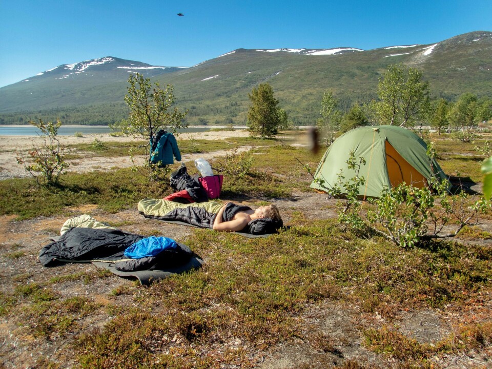 Oppdal 20180704.
Telt camp ved Gjevillvatnet i Oppdal. Ung mann slapper av i soveposen sin utenfor teltet.
Modellklarert.
Foto: Gorm Kallestad / NTB scanpix