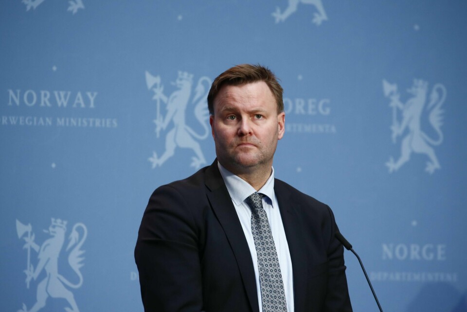 Skolene bør ha tilnærmet normal drift, mener assisterende helsedirektør Espen Nakstad. Her på pressekonferanse om koronasituasjonen den 13.mai.