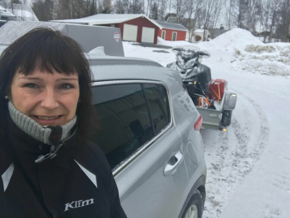 Ordfører Monica Nielsen (Ap) i Alta, er selv en ivrig snøscooterkjører. Her er hun på vei til hytta med snøscooteren på tilhengeren.