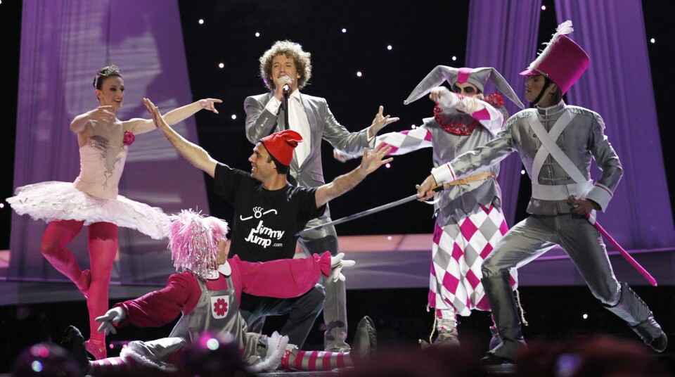 Denne skøyeren i rød lue overrasket både artister, TV-seere og sikkerhetsvakter da han entret scenen under Eurovision-finalen på Telenor Arena i 2010. Denne skøyeren i rød lue overrasket både TV-seere og sikkerhetsvakter da han entret scenen i under Eurovision-finalen på Telenor Arena i 2010.
