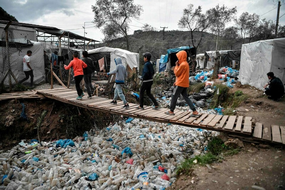 Barn går over en gangbru i Moria-leiren på øya Lesvos i Hellas. Foto: Louisa Gouliamaki/NTB scanpix