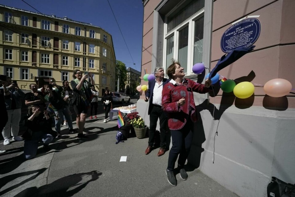 Oslo-ordfører Marianne Borgen avduker skiltet i Dalsbergstien 21 i Oslo på 70-årsdagen til foreningen FRI. Skiltet markerer starten på den organiserte homobevegelsen i Norge. Ved siden av står Ole Rikard Høisæther, generalsekretær i Oslo Byes Vel. Oslo-ordfører Marianne Borgen avduker skiltet i Dalsbergstien 21 i Oslo på 70-årsdagen til foreningen FRI. Skiltet markerer starten på den organiserte homobevegelsen i Norge. Ved siden av står Ole Rikard Høisæther, generalsekretær i Oslo Byes Vel.