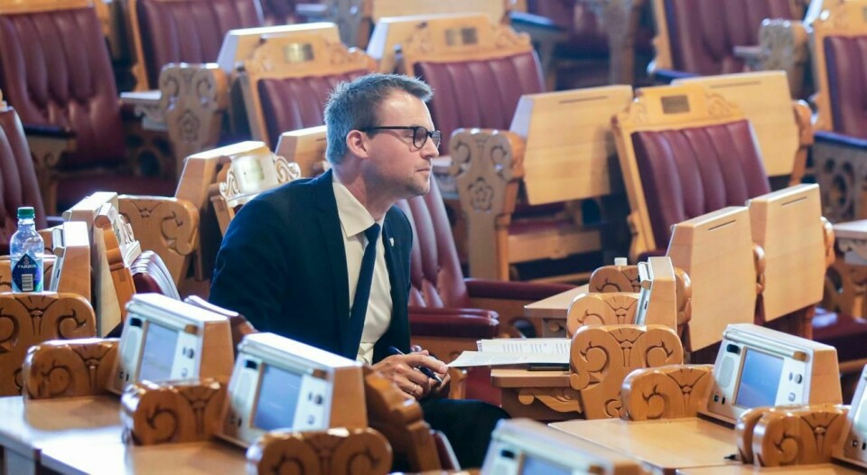 KrF-leder og barne- og familieminister Kjell Ingolf Ropstad i stortingssalen som han får fylt opp når bioteknologiloven skal behandles.
