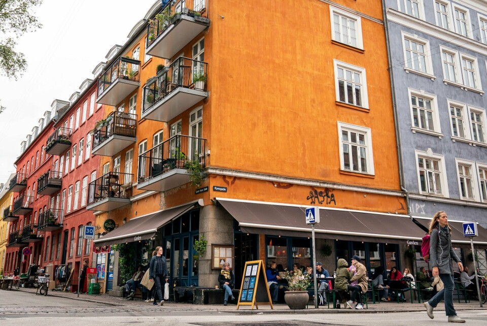 Folk sitter ved fortausbordene utenfor den gjenåpnede Cafe Gavlen i København mandag. De siste to døgn er det ikke registrert dødsfall forårsaket av covid-19 i Danmark.