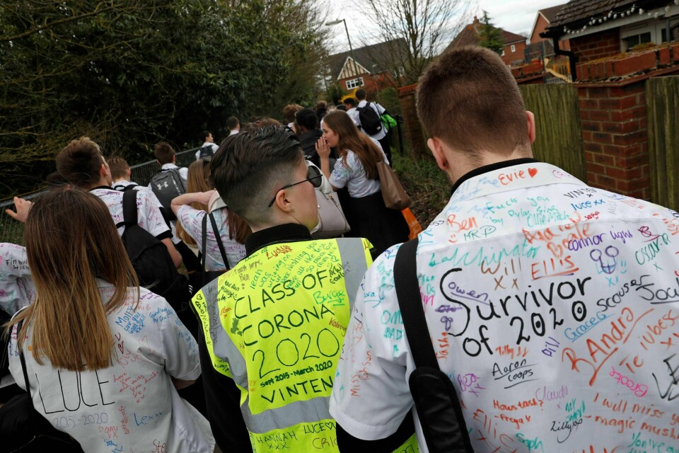 Videregående studenter i London forlater skolen sin, like etter at utdanningsinstitusjonene i landet ble stengt ned 20.mars 2020. En ny studie viser at unge under 20 år er mindre utsatt enn voksne for å bli smittet av koronavirus.
