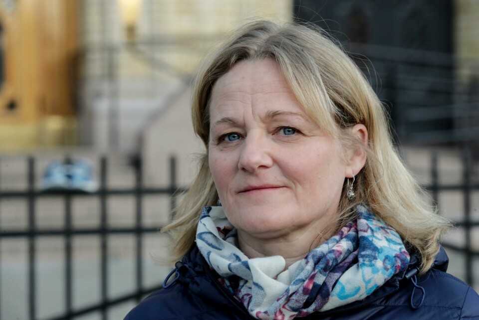 Oslo 20200401. Barnepsykologen og aktivisten Katrin Glatz Brubakk plasserte et par sko foran stortinget onsdag. Årsaken ert å demonstrere barn og unge som bor i flyktning- og migrantleiren på den greske øya Lesbos.Foto: Vidar Ruud / NTB scanpix Oslo 20200401. Barnepsykologen og aktivisten Katrin Glatz Brubakk plasserte et par sko foran stortinget onsdag. Årsaken ert å demonstrere barn og unge som bor i flyktning- og migrantleiren på den greske øya Lesbos.Foto: Vidar Ruud / NTB scanpix