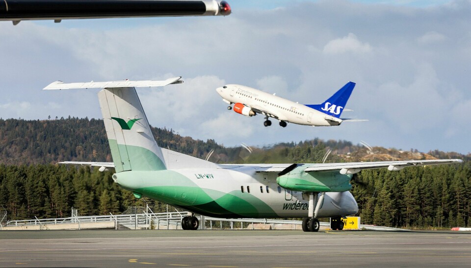 Samferdselsdepartementets avtaler med SAS, Widerøe og Norwegian om et minimumstilbud for flyruter som opprettholdes, forlenges med en måned.