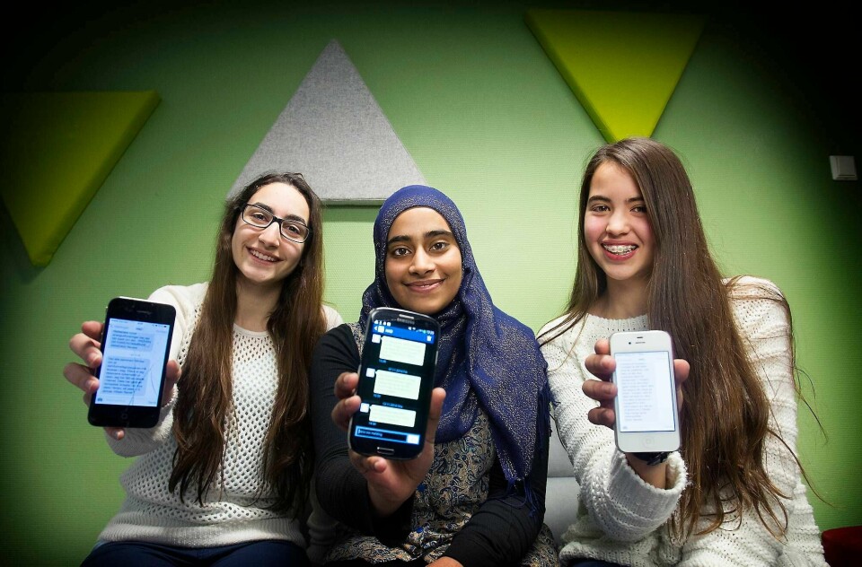 - Dette gjør oss glade, motiverte og litt mer glad i skolen vår, sier fra venstre Rozerin Algunerhan (10 C), Zahra Fatima (9 D) og Sofia Helland (8A) om sms-ene på Haugerud skole i Oslo. FOTO: HELLE GANNESTAD