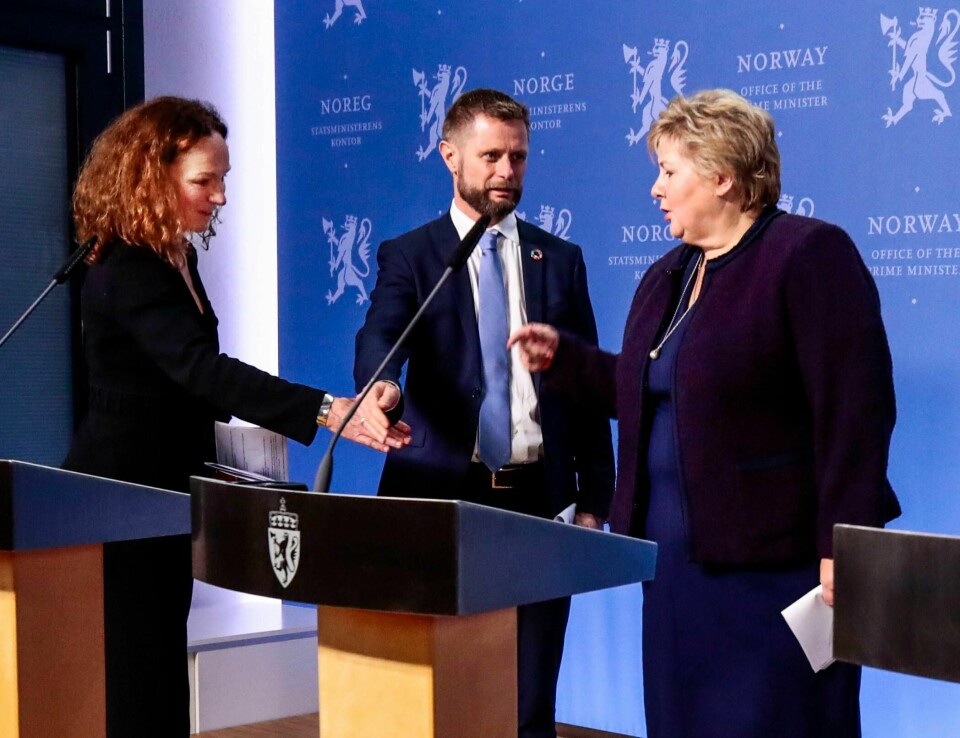 Bent Høie avverger håndhilsing mellom Erna Solberg og Camilla Stoltenberg.