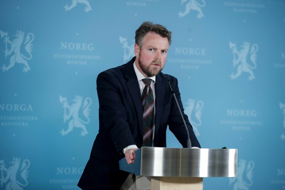 Arbeids- og sosialminister Torbjørn Røe Isaksen mener at nå som arbeidsgiver har flere dager med lønnsplikt, så «svekkes begrunnelsen» for å holde på økt lønnstilskudd til permitterte.