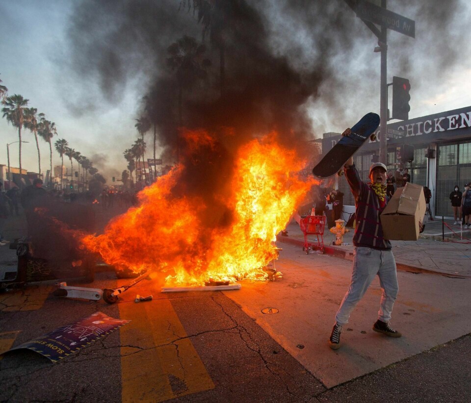 Sinnet og frustrasjoner står i full brann over hele USA etter at George Floyd fra Minneapolis døde på grunn av politiets brutalitet. Her fra helgens demonstrasjoner i Los Angeles. Foto: Ringo H.W. Chiu/NTB Scanpix