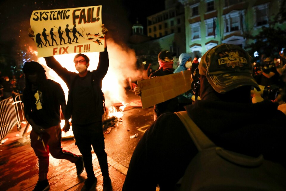 Demonstranter i Minneapolis foran Det hvite hus i Washington, USA søndag. Foto: AP/Alex Brandon/NTB scanpix