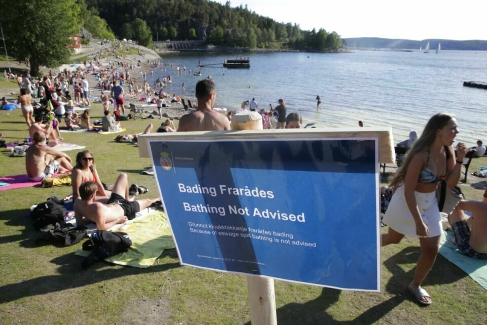 Kommunen frarådet tirsdag folk å bade i Hvervenbukta i Oslofjorden grunnet et kloakkutslipp. Likevel var det godt med folk på stranda tirsdag. Foto: Vidar Ruud / NTB scanpix Kommunen frarådet tirsdag folk å bade i Hvervenbukta i Oslofjorden grunnet et kloakkutslipp. Likevel var det godt med folk på stranda tirsdag. Foto: Vidar Ruud / NTB scanpix