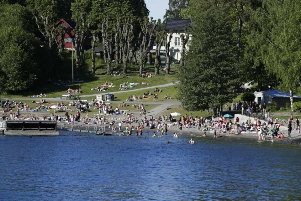 Det var store problemer med toalettanlegget på Hvervenbukta mandag. Det viste seg at pumpene som pumper opp til VAVs pumpestasjon ikke virker. Det var mye kloakk som rant nedover stranden og vi har derfor sperret av et område der hvor kloakken har rent ut. Toalettene er stengt, og sanden vil bli skiftet ut tidlig onsdag. Foto: Vidar Ruud / NTB scanpix