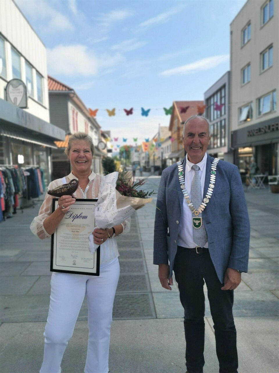 Kaja Moe hedres av Sandnes-ordfører Stanley Wirak (Ap). Foto: Sandnes sentrum