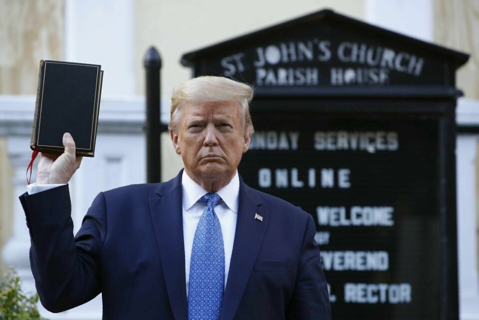 Donald Trump holder fram Bibelen utenfor St. John's Church ved Det hvite hus. Politiet brukte hester og tåregass for å rydde en fredelig demonstrasjon da Trump skulle ha sin fotoseanse ved kirken mandag. Foto: Patrick Semansky/AP