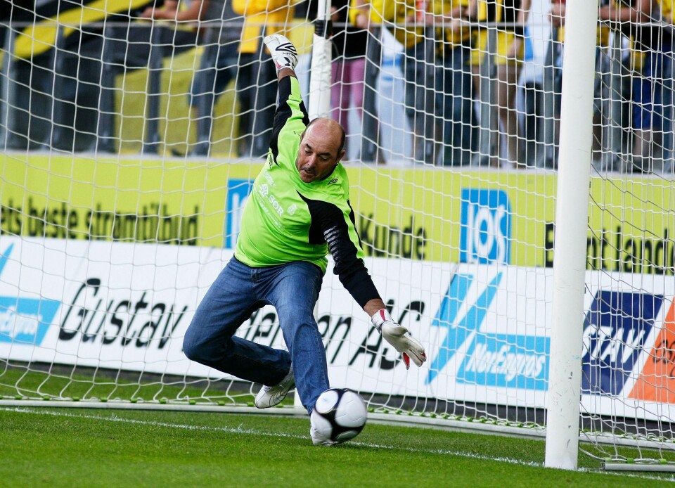 Bruce Grobbelaar, her fra et pauseshow i en eliteseriekamp i 2009, skal jobbe for norske Øygarden FK. Foto: Tor Erik Schrøder / NTB scanpix